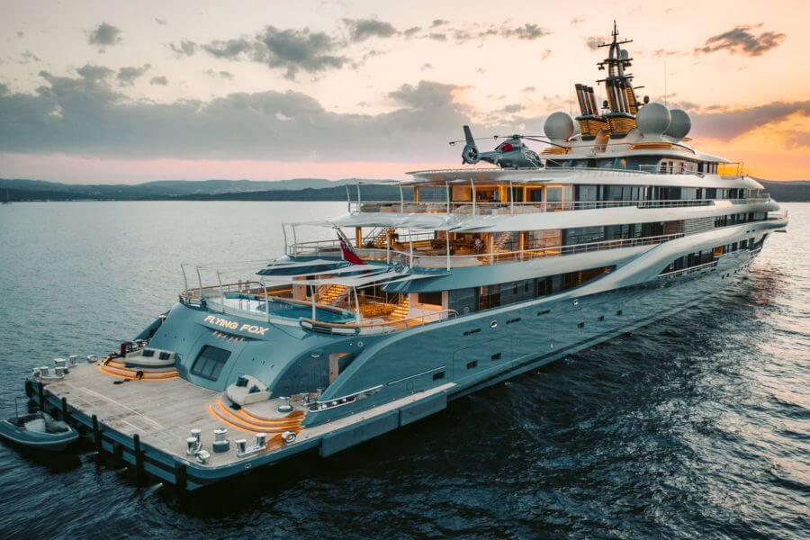 mega yacht costo